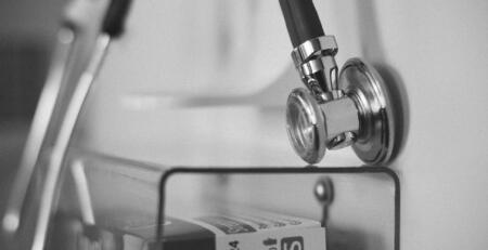 stetoskop na lici, obavestenje o nocnom radu doma zdravlja